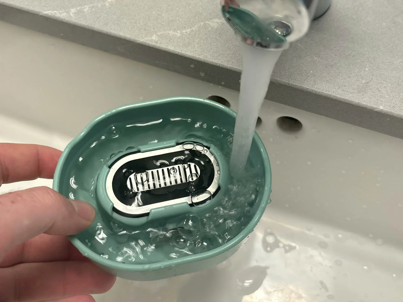 Pouring a little water into the Eucalyptus Razor Rinser®